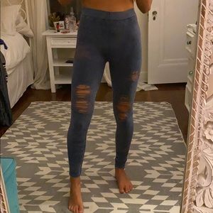 Stretchy leggings with rips